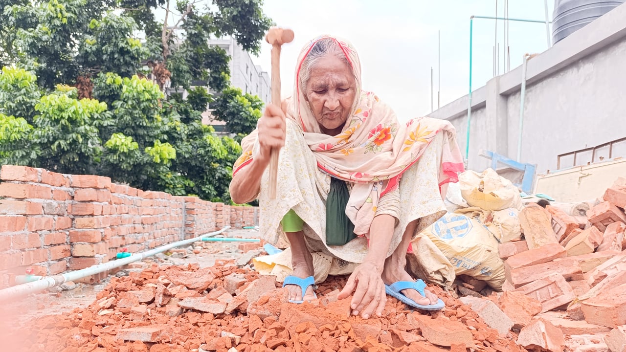 ‘আমি না খাইয়া থাকলেও কারো কাছে হাত পাতি না, শরম করে’
