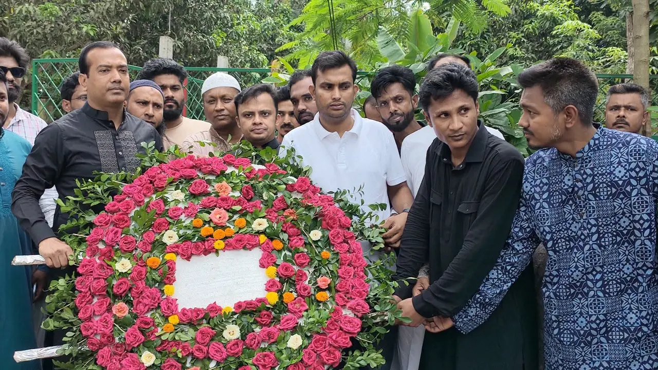 শহীদ আবু সাঈদের কবরে শ্রদ্ধা জানালেন ছাত্রদল সভাপতি রাকিবুল ইসলাম রাকিব