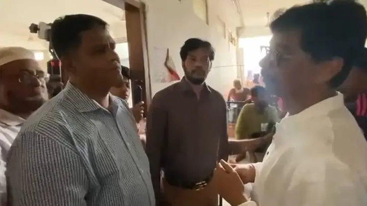 কুমেক হাসপাতালের নোংরা পরিবেশ দেখে ক্ষুব্ধ কৃষিমন্ত্রী
