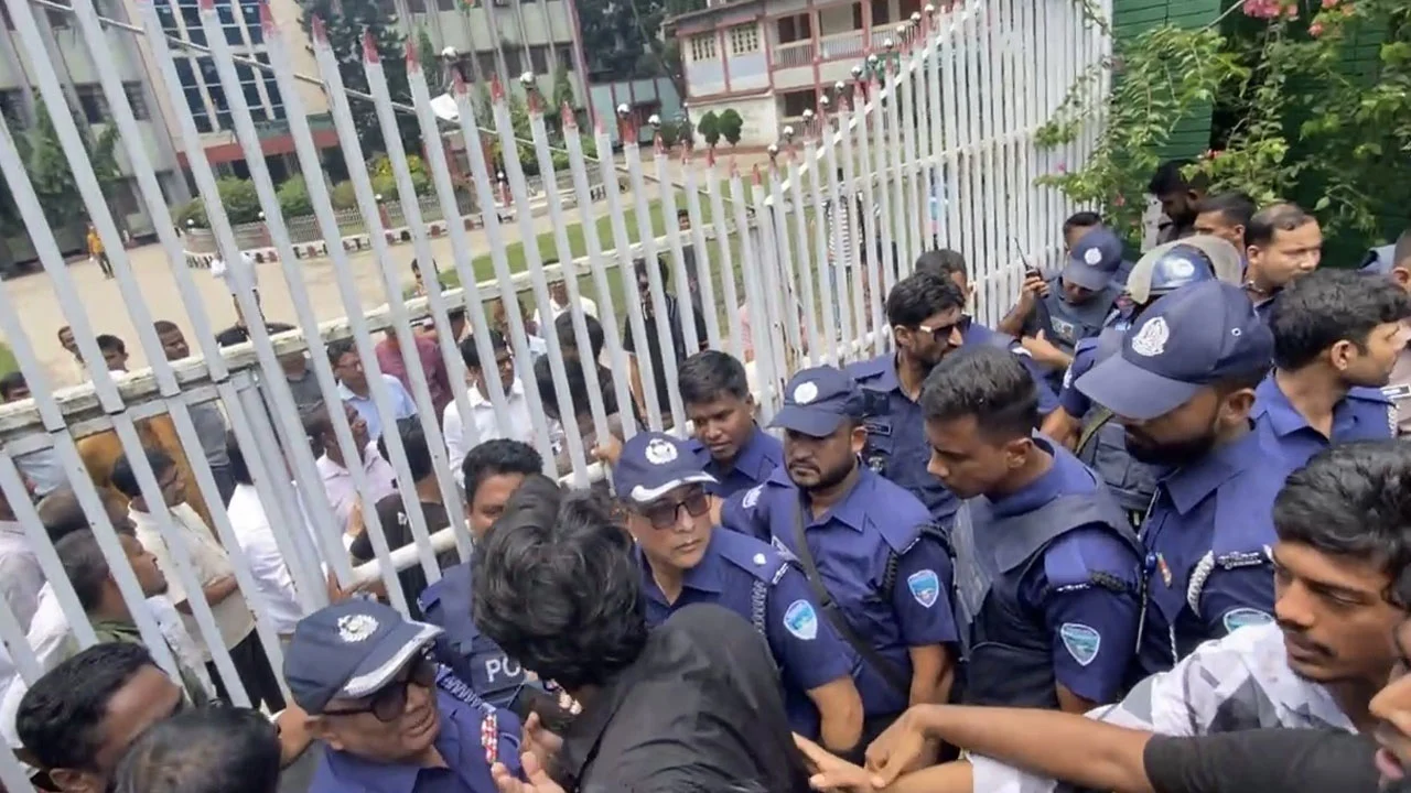 দুর্যোগে পরীক্ষা স্থগিতের দাবিতে কুমিল্লা শিক্ষা বোর্ড ঘেরাও, শিক্ষামন্ত্রীর ক্ষমা চাওয়ার দাবি