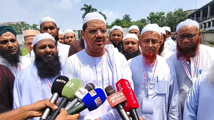 ‘পাতি শৃগালের কাছে মুরগি বর্গা দিয়েছি’: চরমোনাই পীর