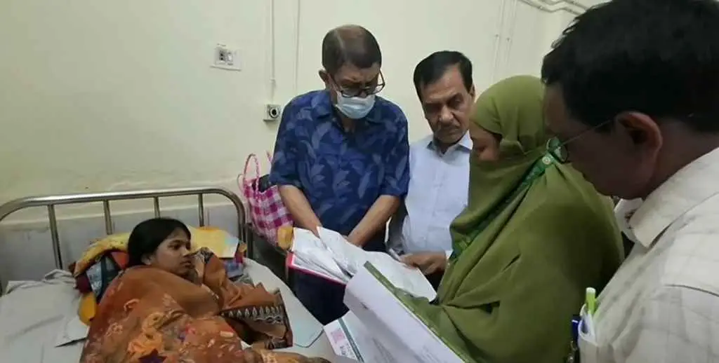 সরকারি স্যালাইন মজুত থাকলেও বাইরে থেকে কিনতে বলায় ক্ষুব্ধ স্বাস্থ্যমন্ত্রী