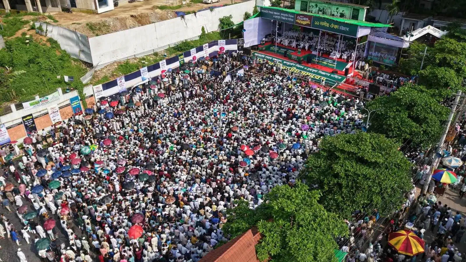 ১১ দলীয় লংমার্চে জনস্রোত, কানায় কানায় পূর্ণ লালদিঘি ময়দান
