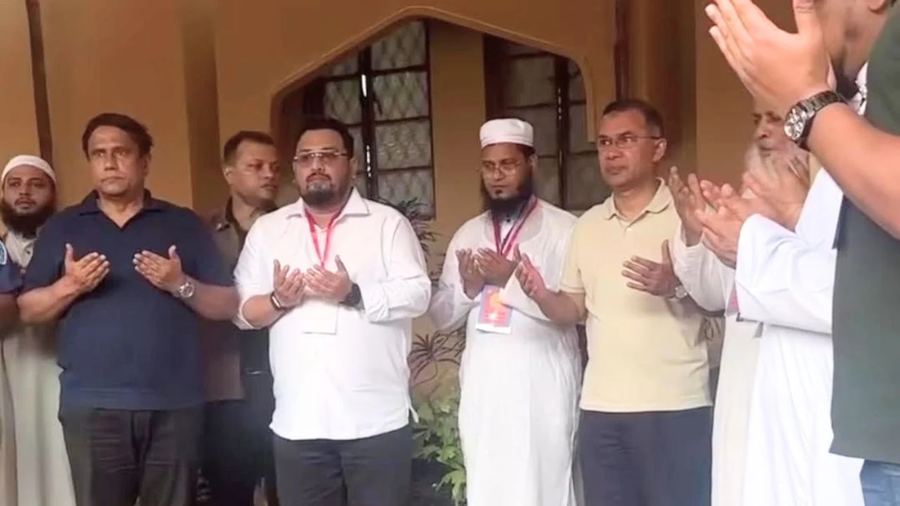 হাটহাজারী মাদ্রাসায় শাহ আহমদ শফীর কবর জিয়ারত করলেন প্রধানমন্ত্রী