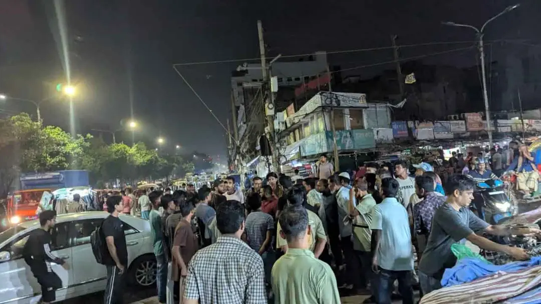 নিউমার্কেটে যুবদল-ছাত্রদল সংঘর্ষের আশঙ্কা, আহত ৩