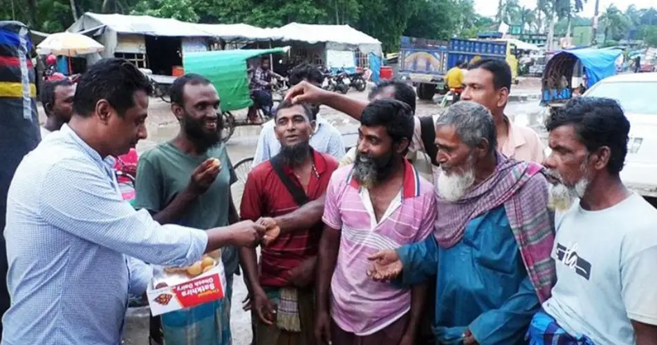 গাজী নজরুল ইসলামকে বহিষ্কারের পর শ্যামনগরে মিষ্টি বিতরণ