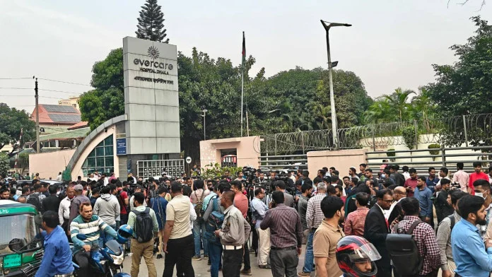 এভারকেয়ার হাসপাতালের সামনে সমর্থকদের ভিড়, খালেদা জিয়ার শারীরিক অবস্থার উন্নতির অপেক্ষায় সবাই