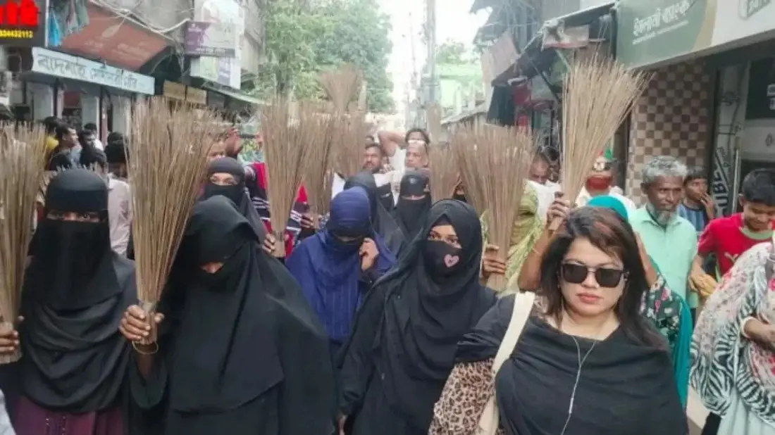 রুমিন ফারহানার  বক্তব্যের প্রতিবাদে আশুগঞ্জে বিএনপির ঝাড়ু মিছিল