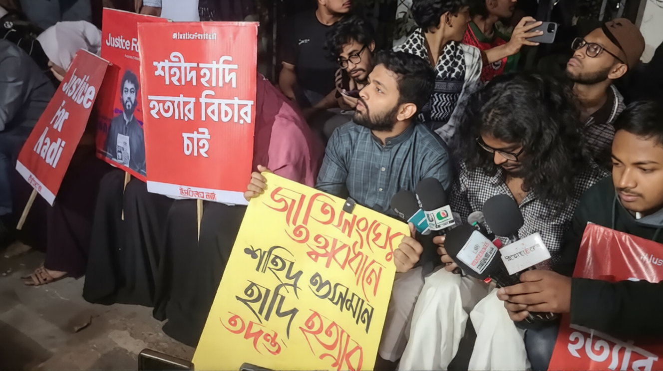স্বামী হত্যার বিচারের দাবিতে যমুনার সামনে শহীদ হাদির স্ত্রীর অবস্থান