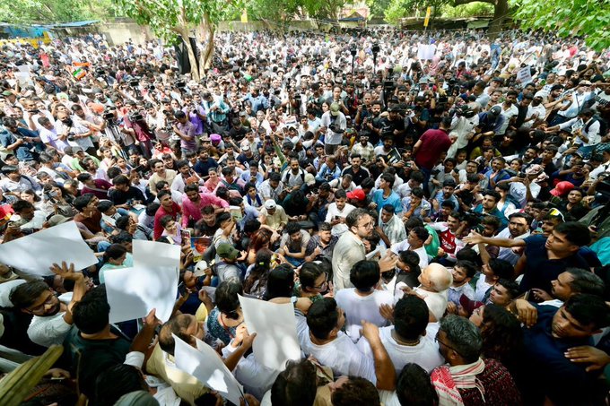 ‘ইনকিলাব জিন্দাবাদ’ স্লোগানে উত্তাল দিল্লি, শিক্ষামন্ত্রীর পদত্যাগ দাবিতে বিক্ষোভ