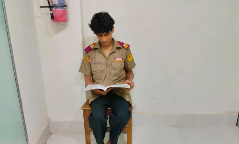 বাবাকে দাফন করেই রাতের চাকরিতে, পরদিন এইচএসসি পরীক্ষা—সংগ্রামী ইকনের গল্প