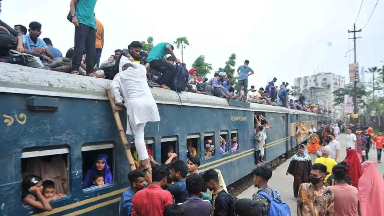 ঘোড়াশালে ট্রেনের ছাদে ভ্রমণের সময় বজ্রপাতে এক যাত্রী নিহত