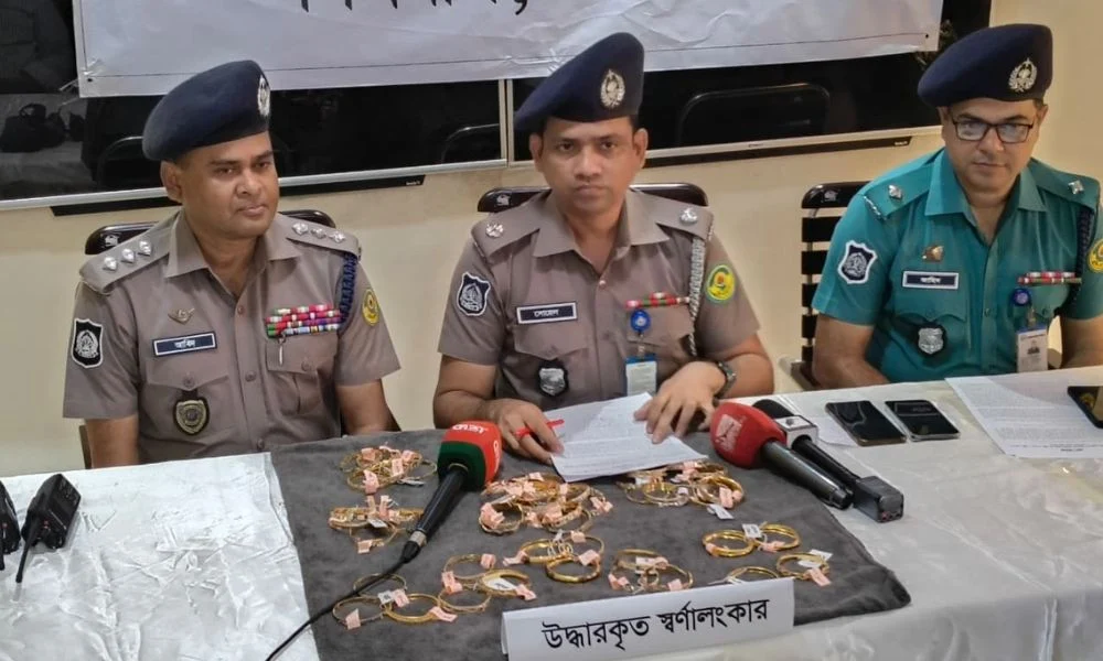 চট্টগ্রামে জুয়েলারি দোকান থেকে আত্মসাৎ করা ৫৫ স্বর্ণের চুড়ি উদ্ধার, গ্রেপ্তার ৬