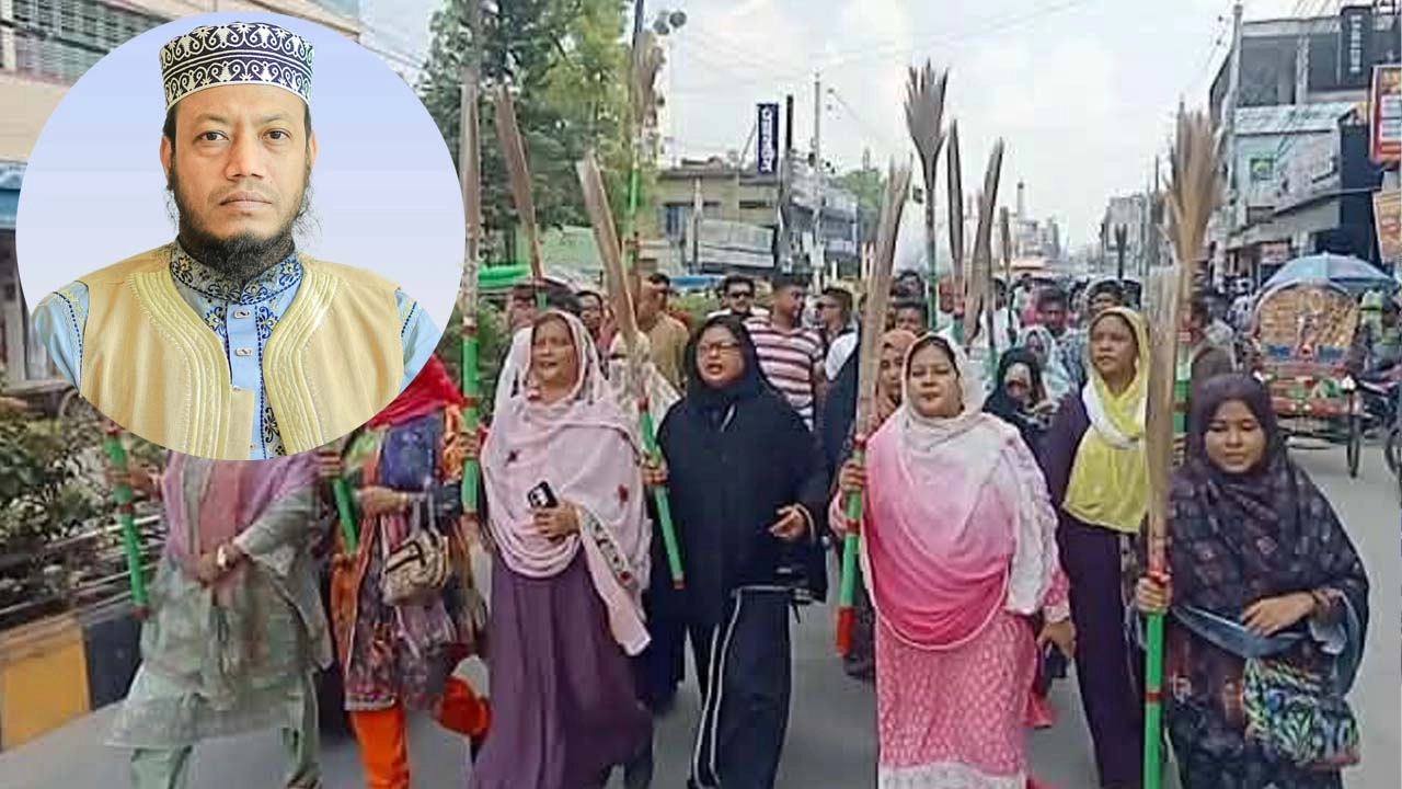 আমীর হামজার বক্তব্যের প্রতিবাদে কুষ্টিয়ায় মহিলা দলের ঝাড়ু মিছিল