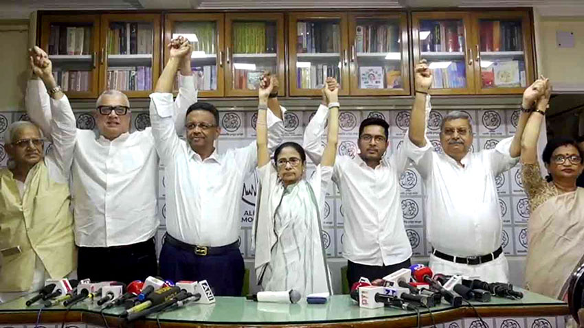 ‘পদত্যাগ নয়, লড়াই চালিয়ে যাব’: কড়া বার্তা মমতা বন্দ্যোপাধ্যায়ের