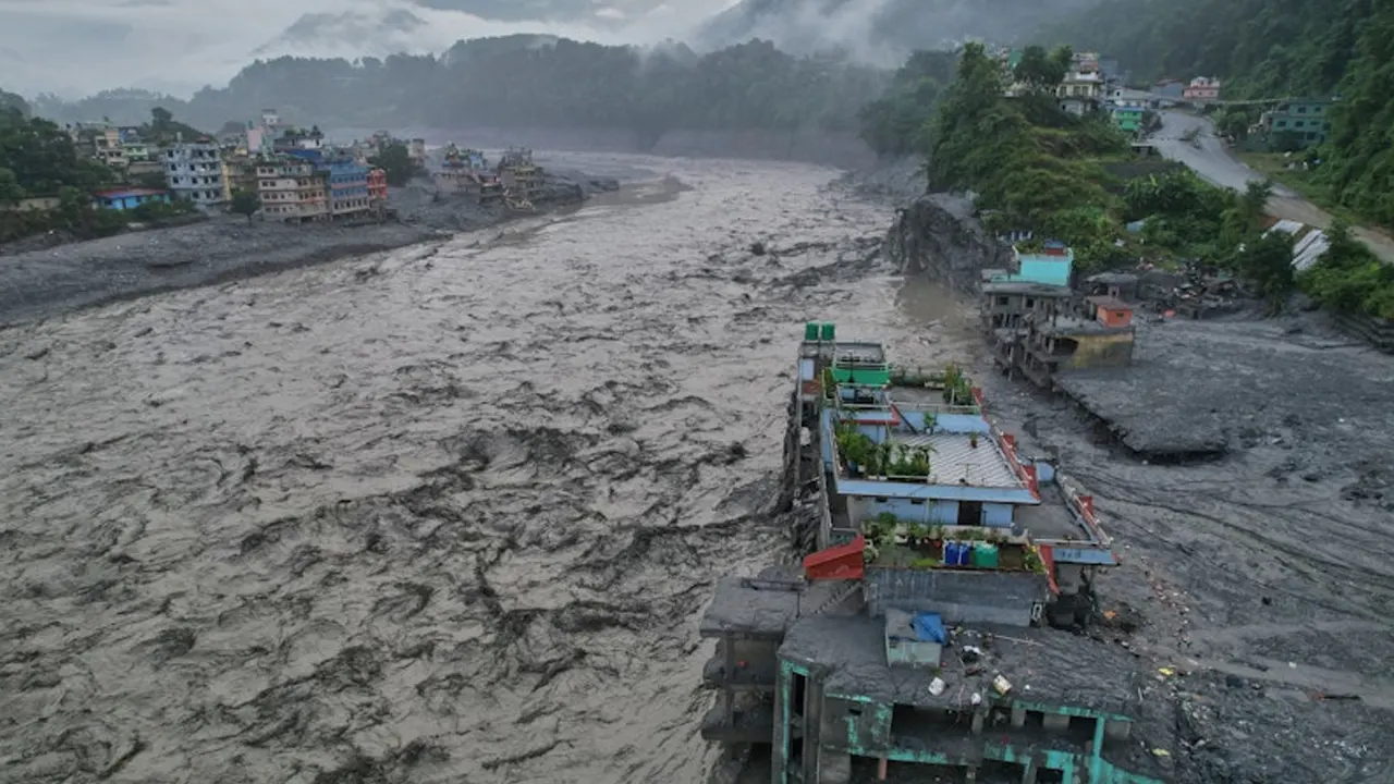 নেপাল-তিব্বত সীমান্তে ভয়াবহ বন্যা, নিহত ৭৫০, নিখোঁজ ৩ হাজারের বেশি