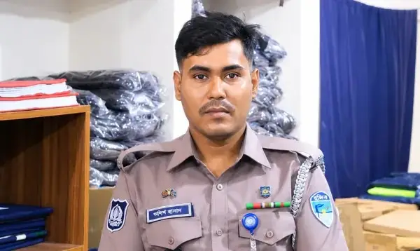 নদীতে ঝাঁপ দেওয়া তরুণীকে জীবনের ঝুঁকি নিয়ে উদ্ধার করলেন পুলিশ কনস্টেবল