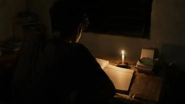ইবি ক্যাম্পাসে দিনে ১০ বারের বেশি লোডশেডিং, মোমবাতির আলোয় পড়ছেন শিক্ষার্থীরা