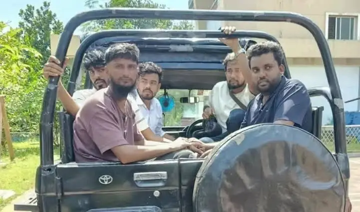 সাজেক যাওয়ার পথে আওয়ামী লীগের পক্ষে স্লোগান, ৬ পর্যটক আটক