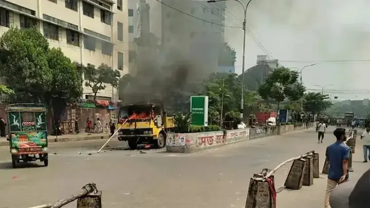 মিরপুর-১০-এ ফুটপাত উচ্ছেদ ঘিরে ভাঙচুর, ৩ ময়লার গাড়িতে আগুন