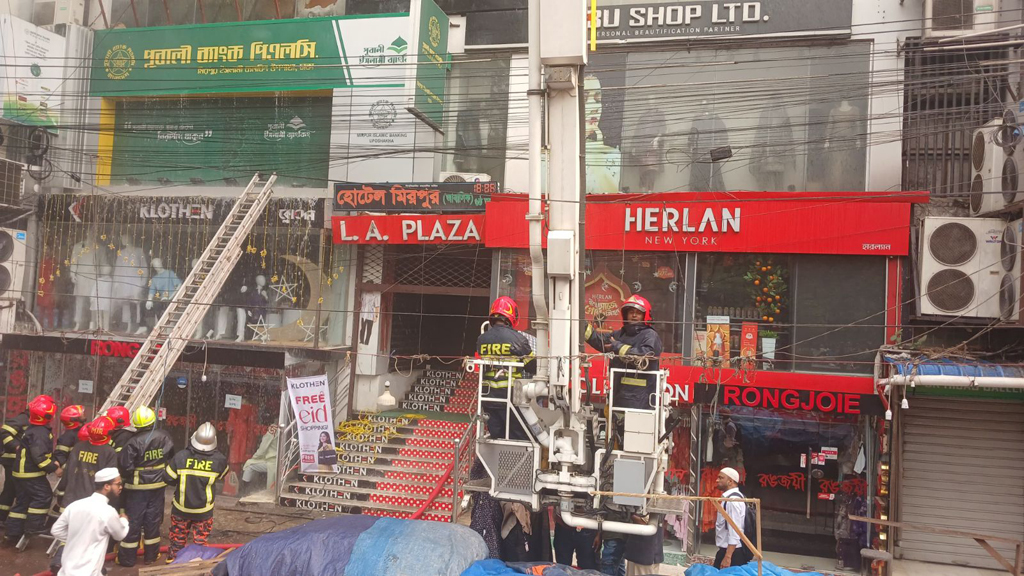 মিরপুরে এলএ প্লাজায় আগুন, ফায়ার সার্ভিসের ৬ ইউনিটের চেষ্টা