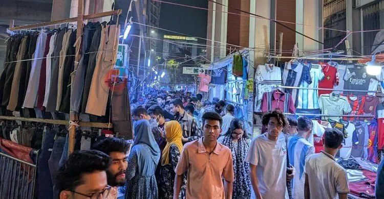 টঙ্গীতে ফুটপাত দখল করে মাসে ১৫ লাখ টাকা চাঁদা আদায়ের অভিযোগ