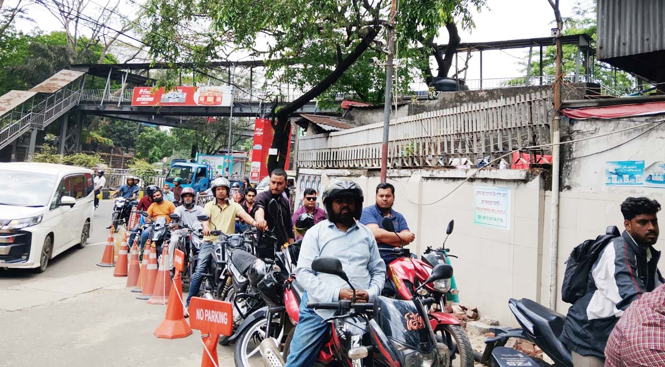 রাজধানীতে জ্বালানি সংকট: দীর্ঘ লাইনে ঘণ্টার পর ঘণ্টা, তবুও মিলছে না তেল