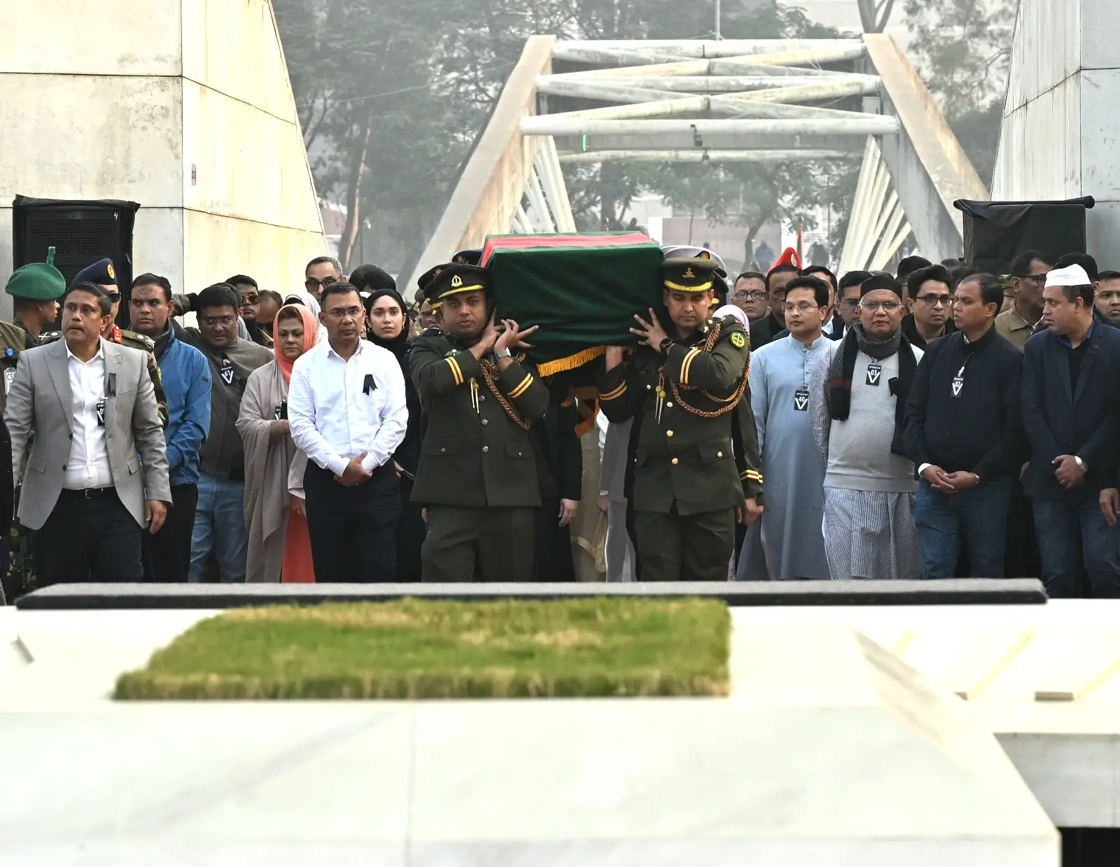 অশ্রুসিক্ত রাজধানী, রাষ্ট্রীয় মর্যাদায় দাফন হলো খালেদা জিয়ার