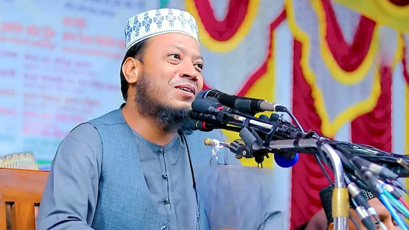 টুকুকে নিয়ে কটূক্তির মামলায় আজ আদালতে আত্মসমর্পণ করবেন এমপি মুফতি আমির হামজা