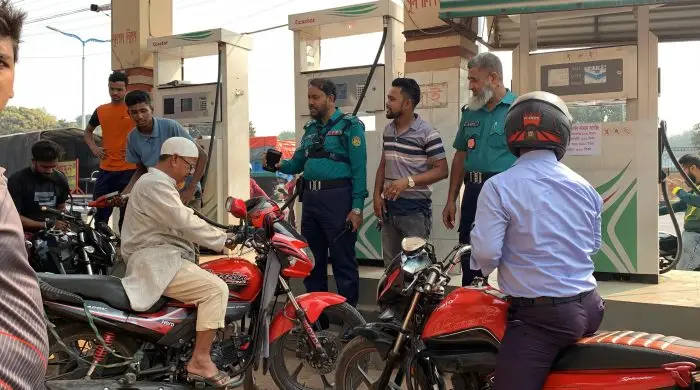 জ্বালানি তেল সংকট ও মূল্যবৃদ্ধির অভিযোগে দেশের বিভিন্ন জেলায় জনভোগান্তি