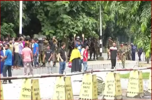 উত্তরার ইপিজেডে শ্রমিক-আইনশৃঙ্খলা বাহিনীর সংঘর্ষে নিহত ১, গুলিবিদ্ধ ৬