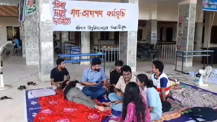 ৩ দফা দাবিতে অনশনে ববি শিক্ষার্থীরা
