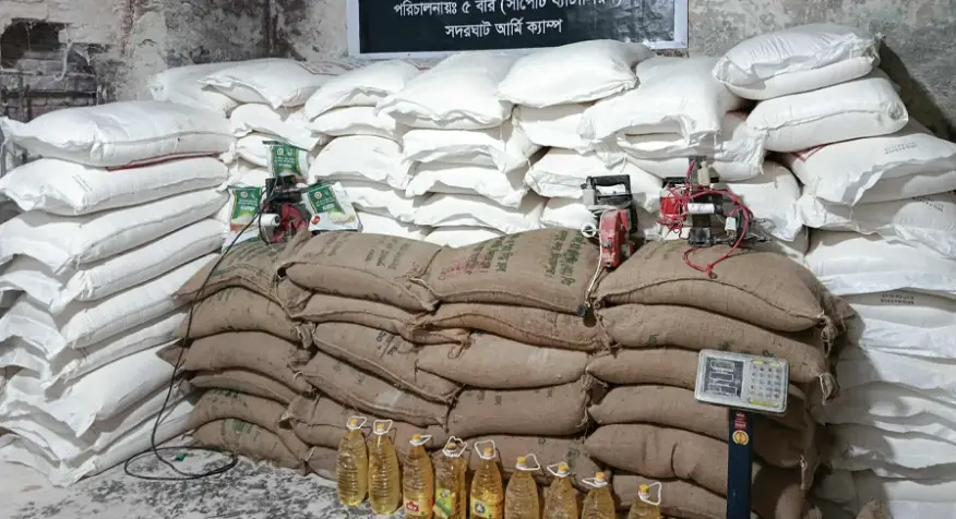 অবৈধভাবে টিসিবির পণ্য মজুত: গেন্ডারিয়ায় সেনা অভিযানে আটক ৭
