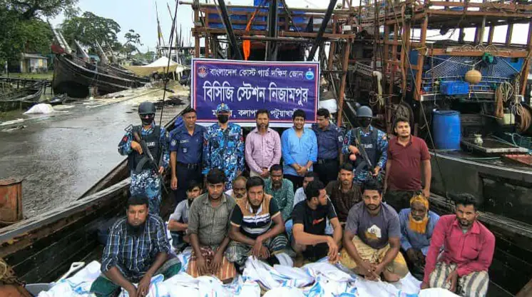 পটুয়াখালীতে কোস্টগার্ড ও মৎস্য অধিদপ্তরের যৌথ অভিযানে ১২ জেলে আটক