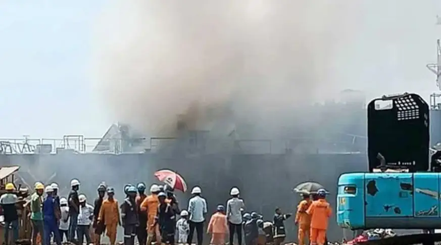 সীতাকুণ্ডে শিপইয়ার্ডে আগুন: ৮ শ্রমিক দগ্ধ