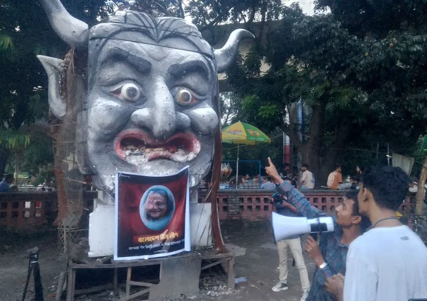 টিএসসিতে শেখ হাসিনার ছবিতে ডিম নিক্ষেপ  করে প্রতিবাদ কর্মসূচি পালন