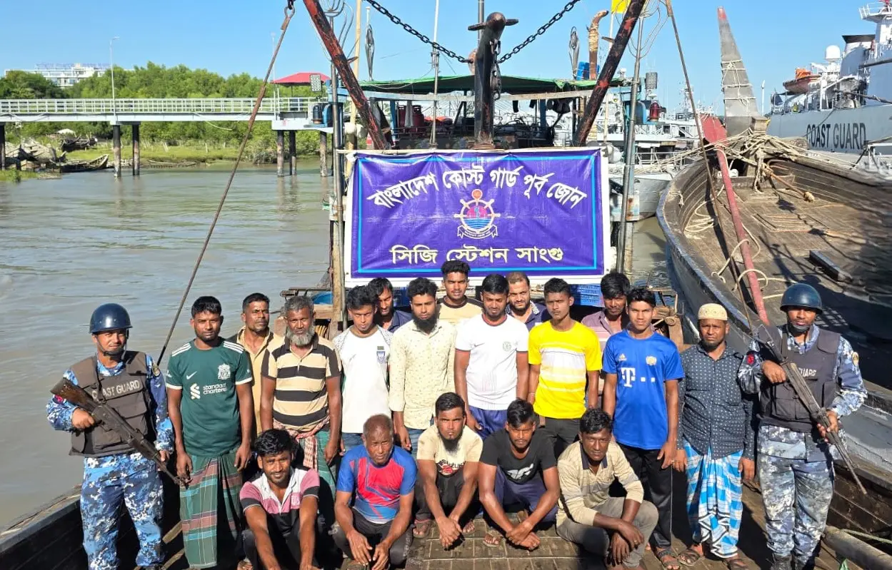 চট্টগ্রামের বহিঃনোঙ্গরে আর্টিসানাল ট্রলিং বোট ও জালসহ ১৮ জন জেলেকে আটক করেছে কোস্ট গার্ড