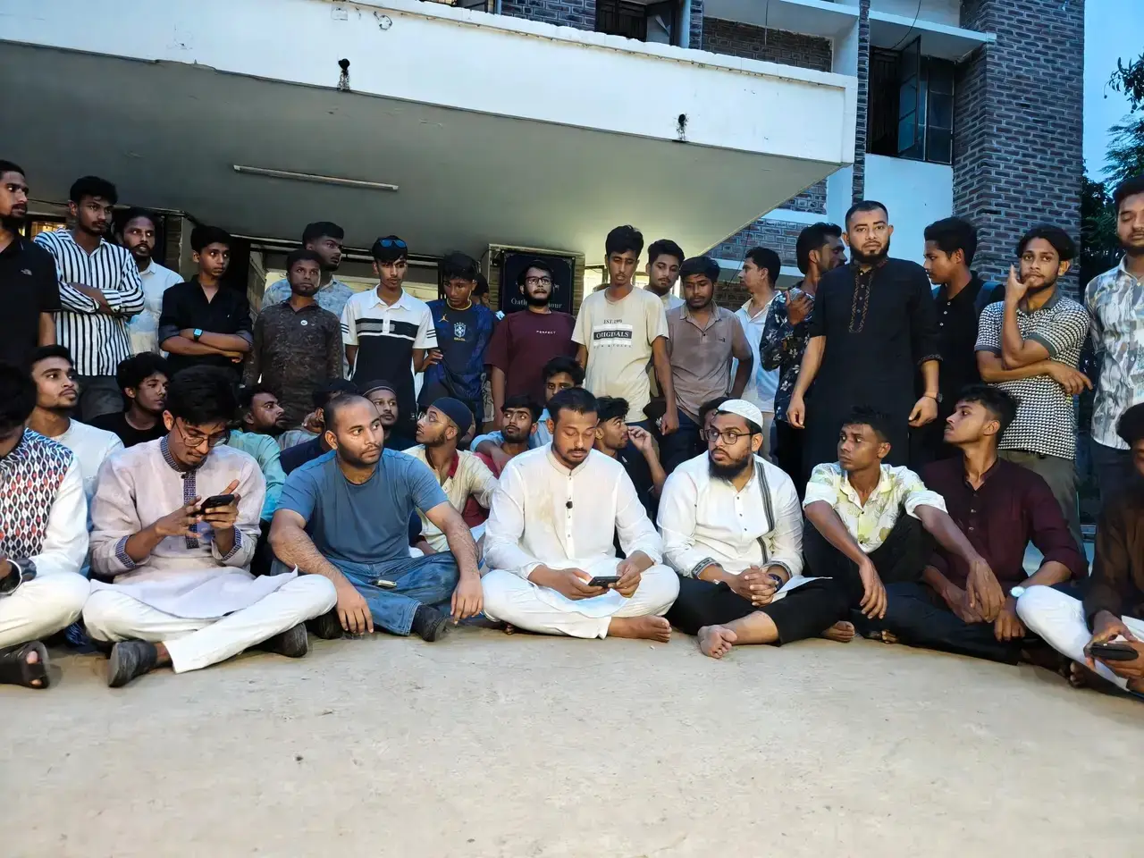 মামলা গ্রহণের দাবিতে ঝিনাইদহ সদর থানার সামনে অবস্থান নাসিরুদ্দিন পাটোয়ারীর