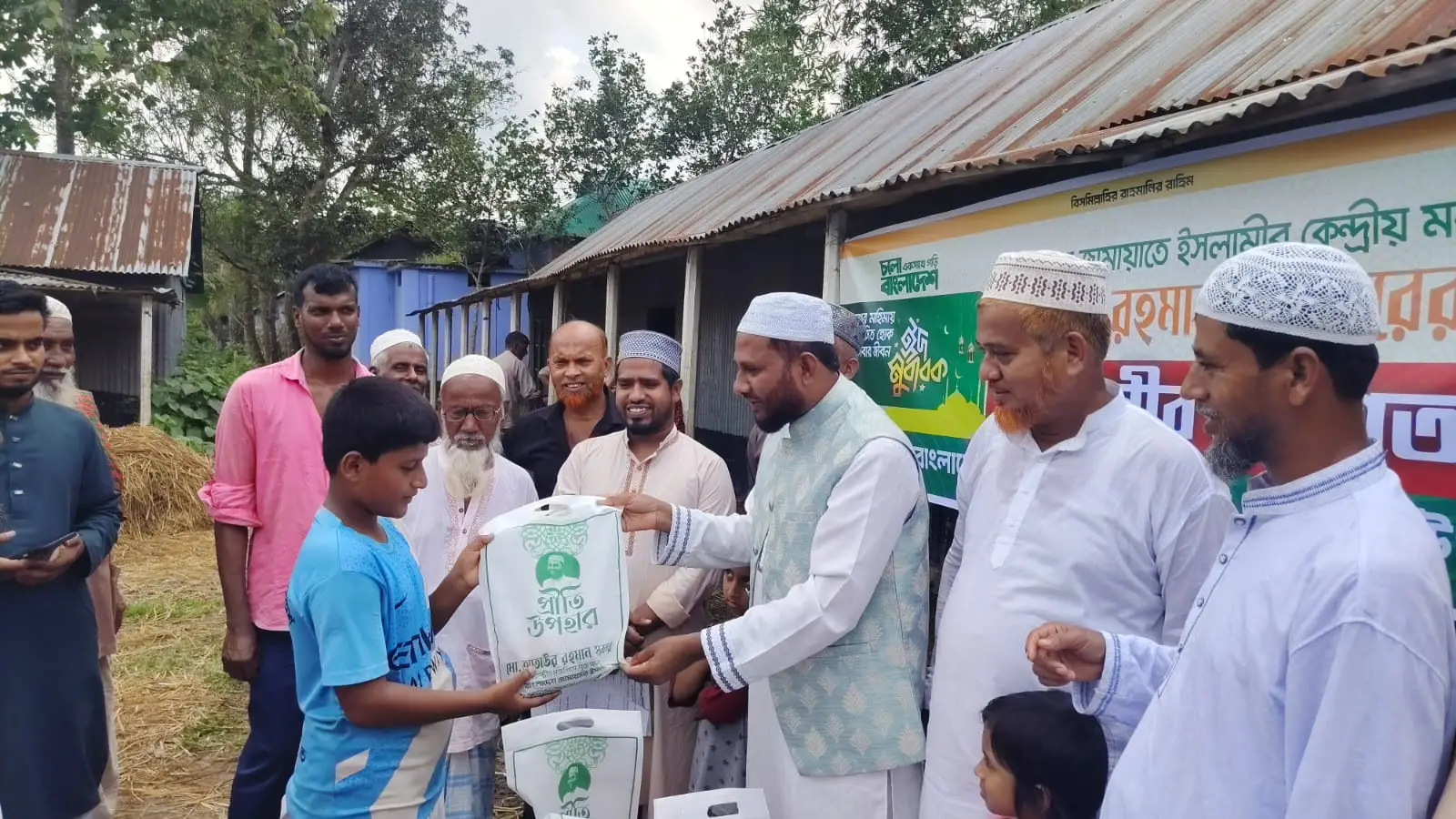 কসবা-আখাউড়ায় সহস্রাধিক মানুষের মাঝে জামায়াতের কুরবানির গোশত বিতরণ