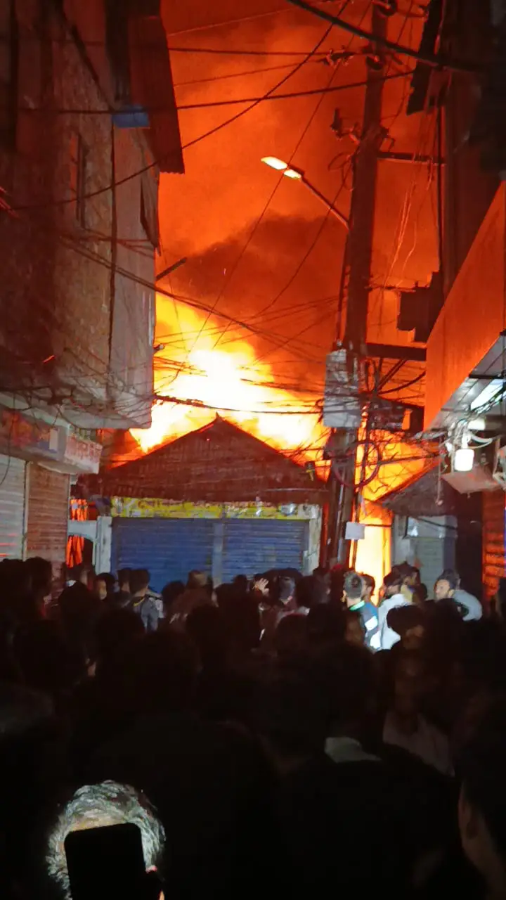 মহাখালী-গুলশান সংলগ্ন কড়াইল বস্তিতে ভয়াবহ আগুন