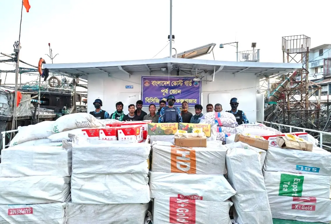 মিয়ানমার হতে মাদকের বিনিময়ে বাংলাদেশি খাদ্য ও পণ্য সামগ্রী পাচারকালে ৯ চোরাকারবারী আটক করেছে কোস্ট গার্ড