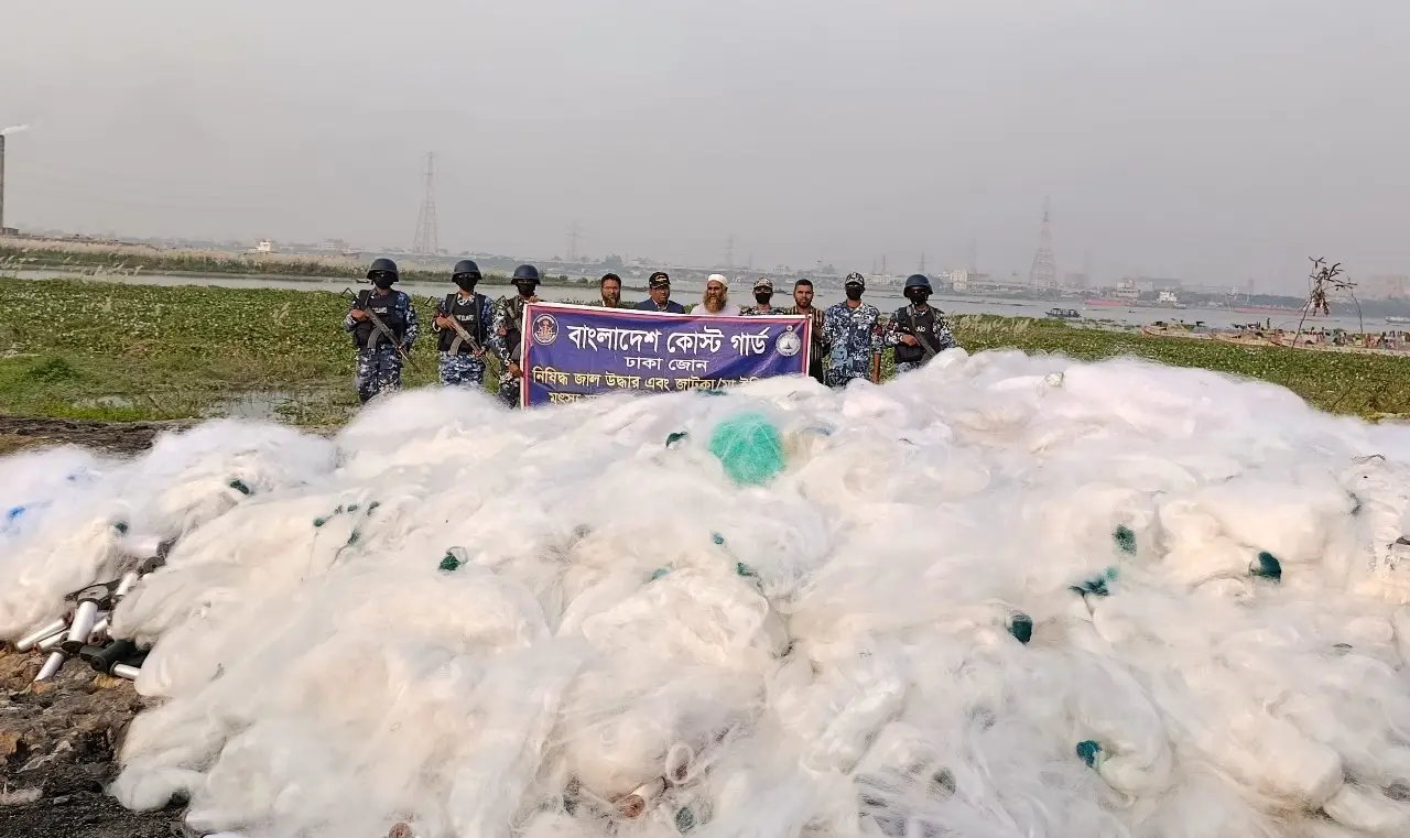মুন্সিগঞ্জে কোস্ট গার্ডের অভিযানে প্রায় ৩৯ কোটি ১৫ লক্ষ টাকা মূল্যের নিষিদ্ধ কারেন্ট জাল ও সুতার রিল জব্দ