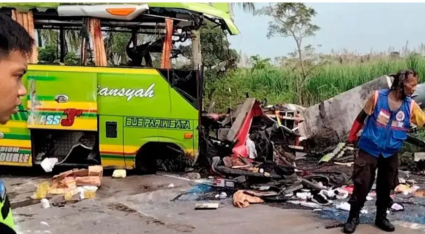 ইন্দোনেশিয়ায় বাস দুর্ঘটনায় নিহত ১৬