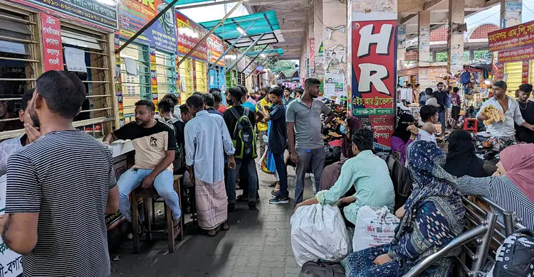 ঈদযাত্রায় গাবতলীতে ঘরমুখো মানুষের ভিড়, তবে তুলনামূলক স্বস্তিতে যাত্রীরা
