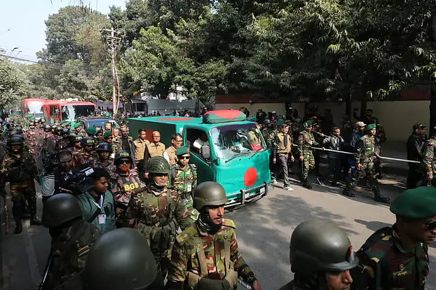 জানাজার উদ্দেশে মানিক মিয়া অ্যাভিনিউয়ে নেওয়া হচ্ছে খালেদা জিয়ার মরদেহ