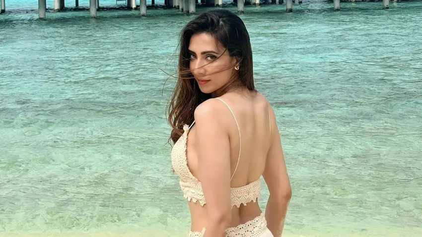 মালদ্বীপের সাগরপাড়ে বোল্ড লুকে বিদ্যা সিনহা মিম