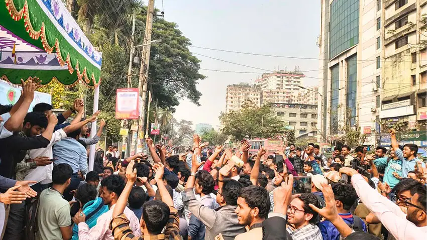 ঢাকা সেন্ট্রাল ইউনিভার্সিটি অধ্যাদেশ অনুমোদন, উল্লাসে ফেটে পড়ল আন্দোলনরত শিক্ষার্থীরা