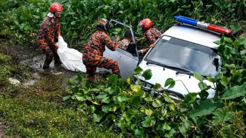 গ্যাস্ট্রিকের ওষুধ ভেবে ইঁদুর মারার ট্যাবলেট, নারীর মৃত্যু; লাশবাহী অ্যাম্বুলেন্স খালে
