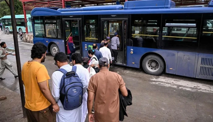 জ্বালানি সংকটে গণপরিবহন সেবা ফ্রি করার ঘোষণা পাকিস্তান