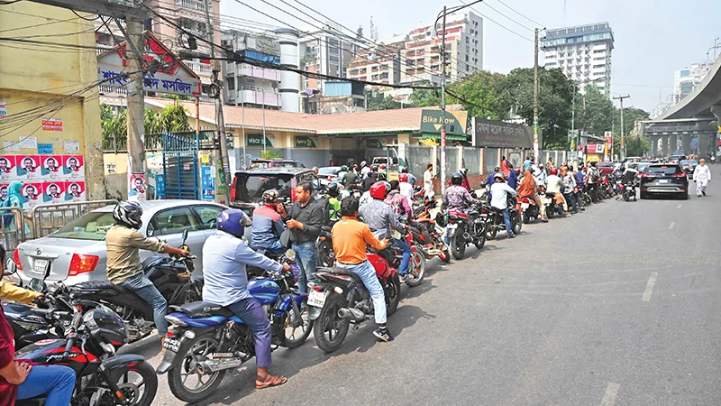 তেল পেতে লাইনে ঘণ্টার পর ঘণ্টা, অথচ ডিপোতে উপচে পড়া মজুত—ব্যবস্থাপনায় বড় সংকট?